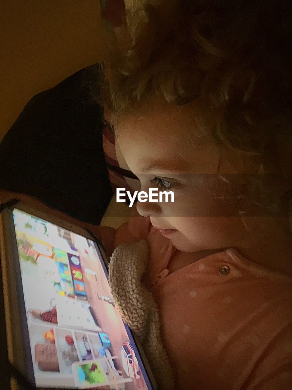 CLOSE-UP OF YOUNG WOMAN USING MOBILE PHONE IN ROOM