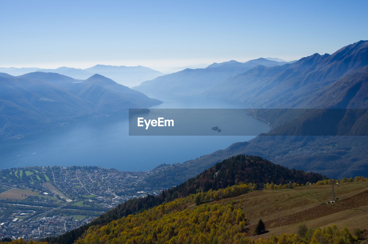 IDYLLIC SHOT OF MOUNTAINS AGAINST SKY