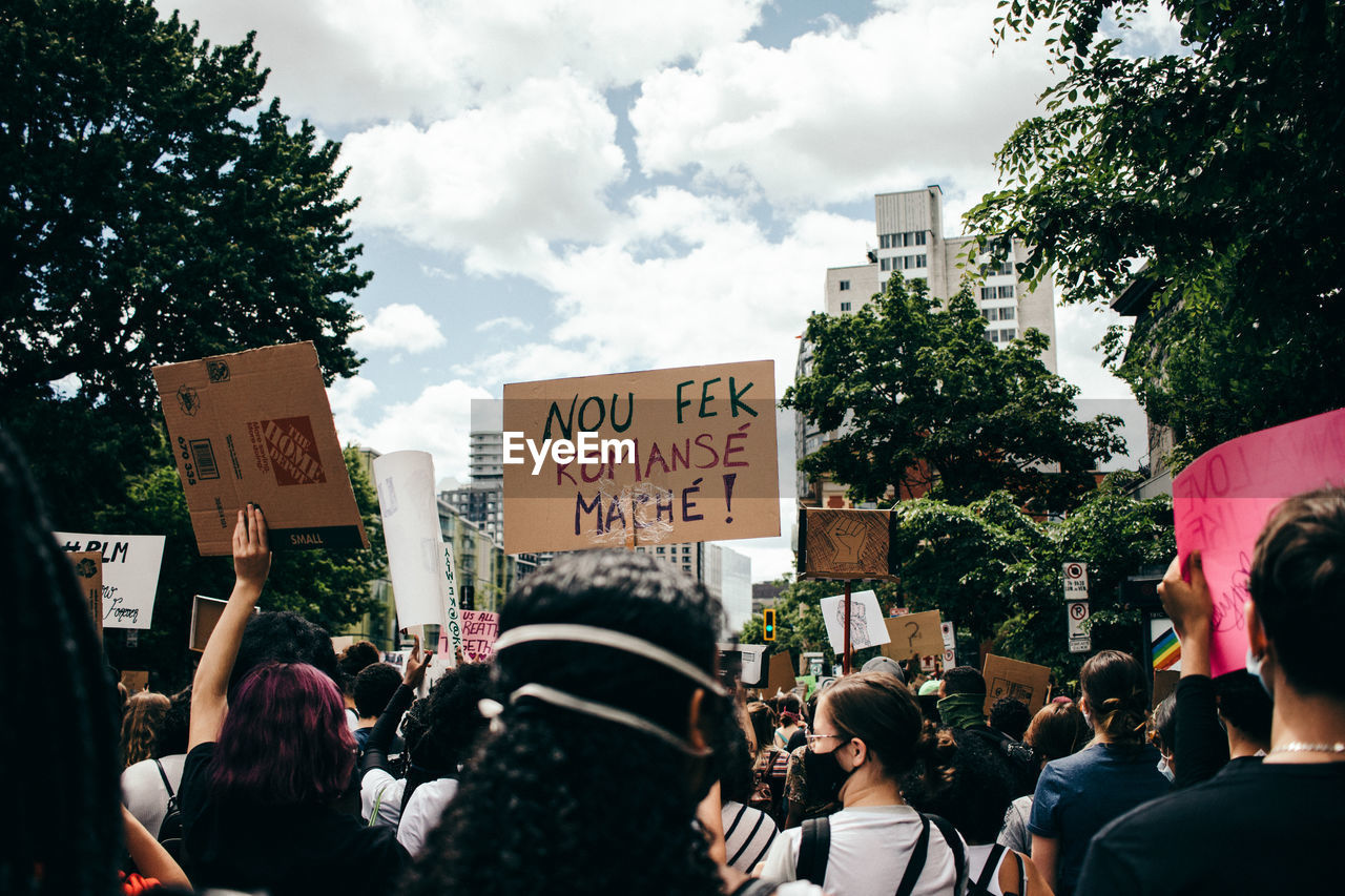 PEOPLE ON STREET IN CITY AGAINST BUILDINGS