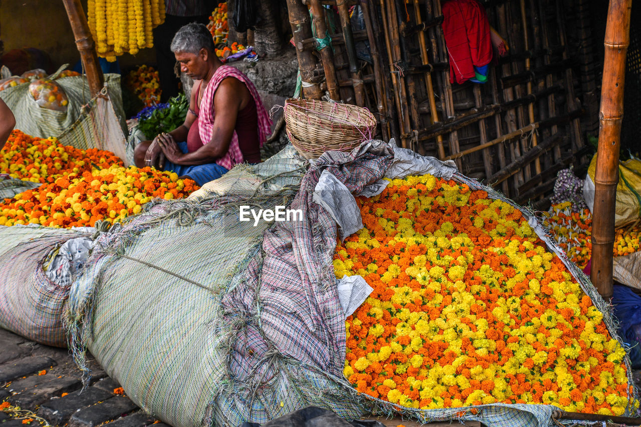 VIEW OF FLOWERS FOR SALE AT STREET MARKET