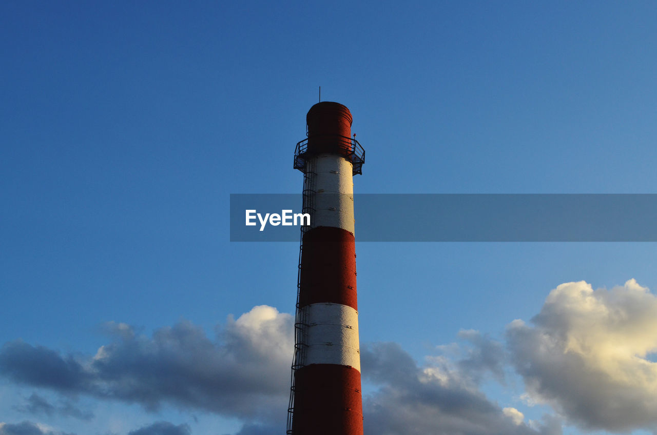 LOW ANGLE VIEW OF LIGHTHOUSE AGAINST SKY AND BUILDING