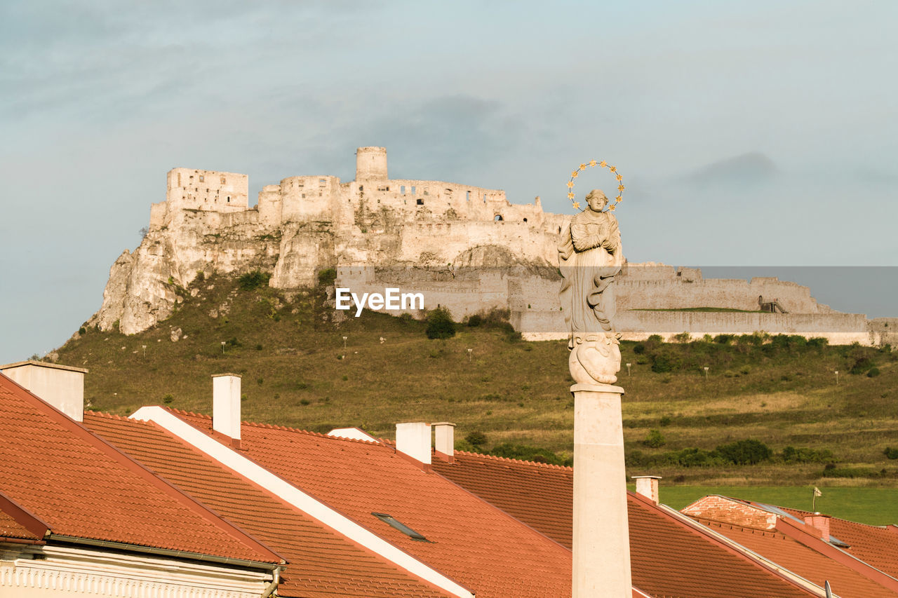 Castle spišský hrad with statue in front