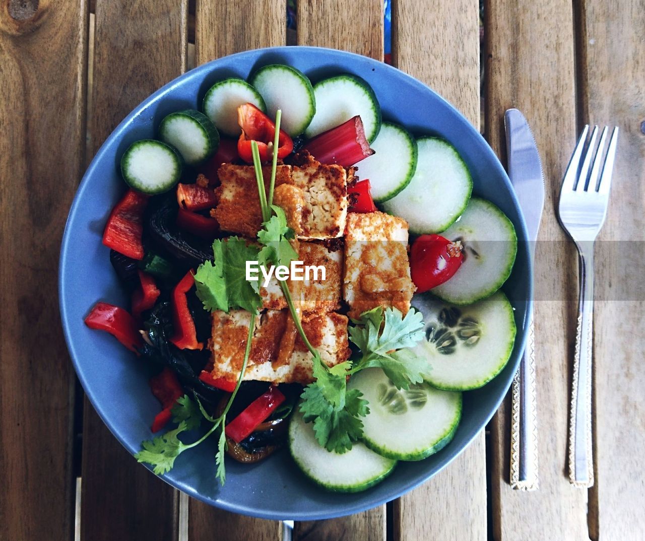 HIGH ANGLE VIEW OF VEGETABLES ON TABLE