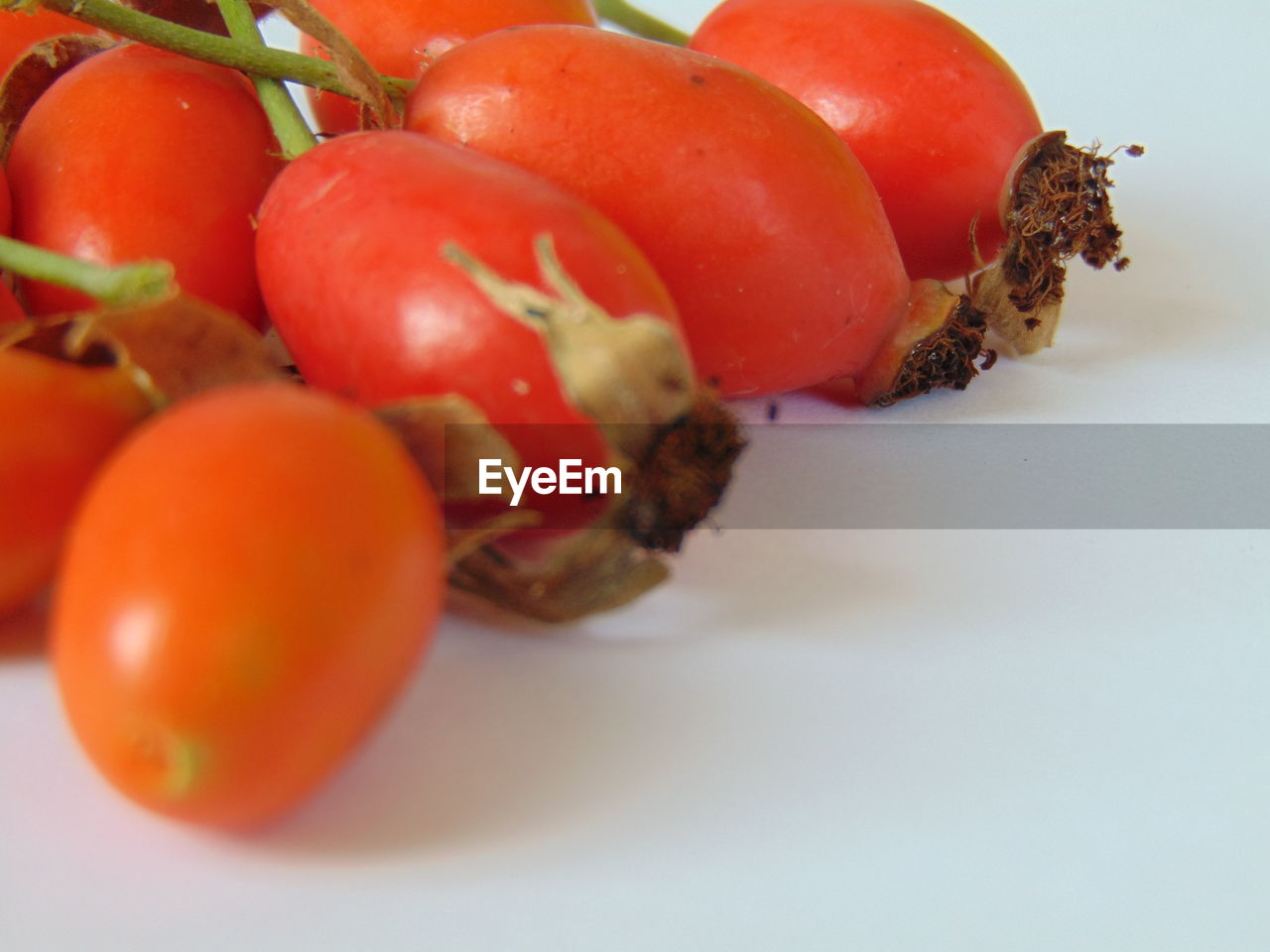 HIGH ANGLE VIEW OF TOMATOES ON WHITE TABLE