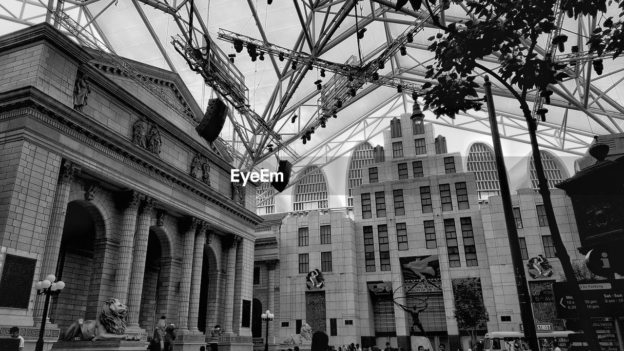 LOW ANGLE VIEW OF BUILDINGS IN CITY