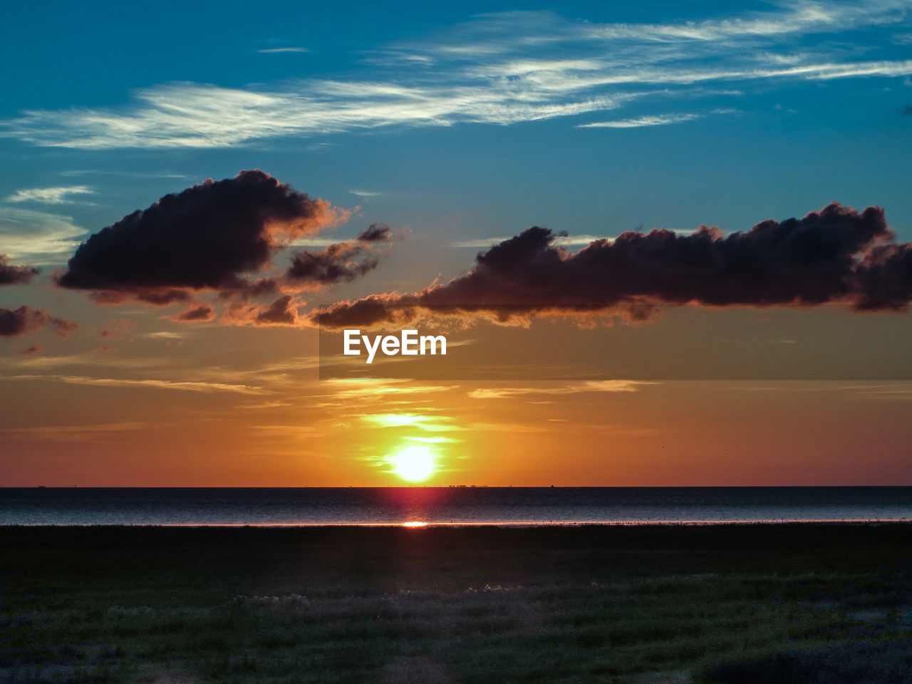 SCENIC VIEW OF SEA AGAINST SUNSET SKY