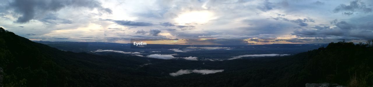 PANORAMIC VIEW OF MOUNTAINS AGAINST SKY