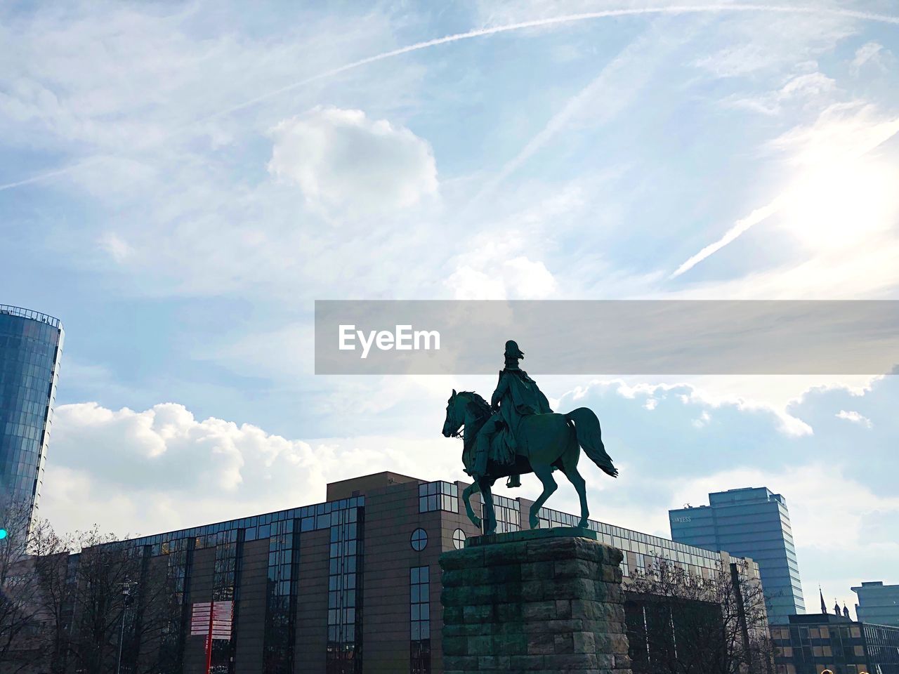 LOW ANGLE VIEW OF STATUE IN CITY AGAINST SKY