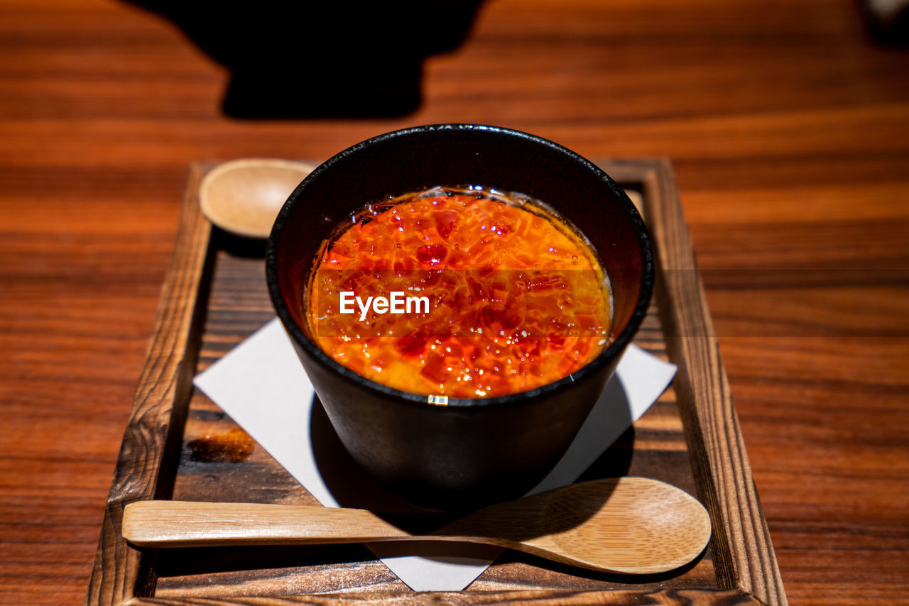 HIGH ANGLE VIEW OF SOUP IN TRAY ON TABLE