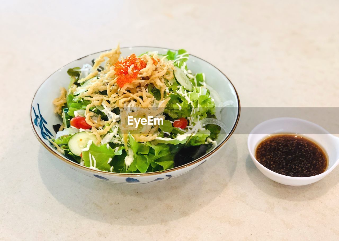 HIGH ANGLE VIEW OF MEAL SERVED IN BOWL