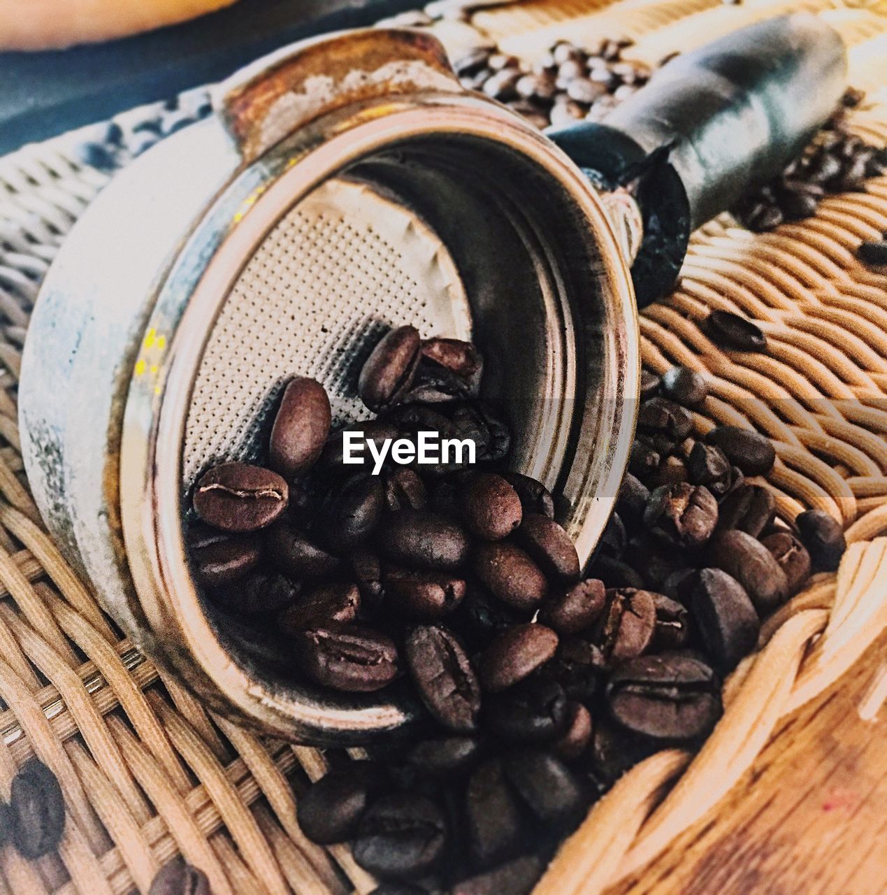 HIGH ANGLE VIEW OF COFFEE BEANS IN GLASS