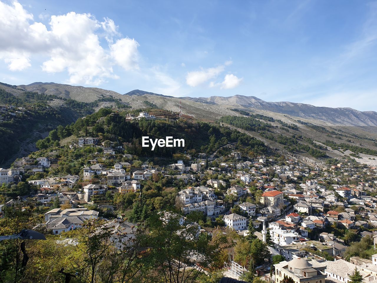 HIGH ANGLE VIEW OF TOWNSCAPE AND MOUNTAIN AGAINST SKY