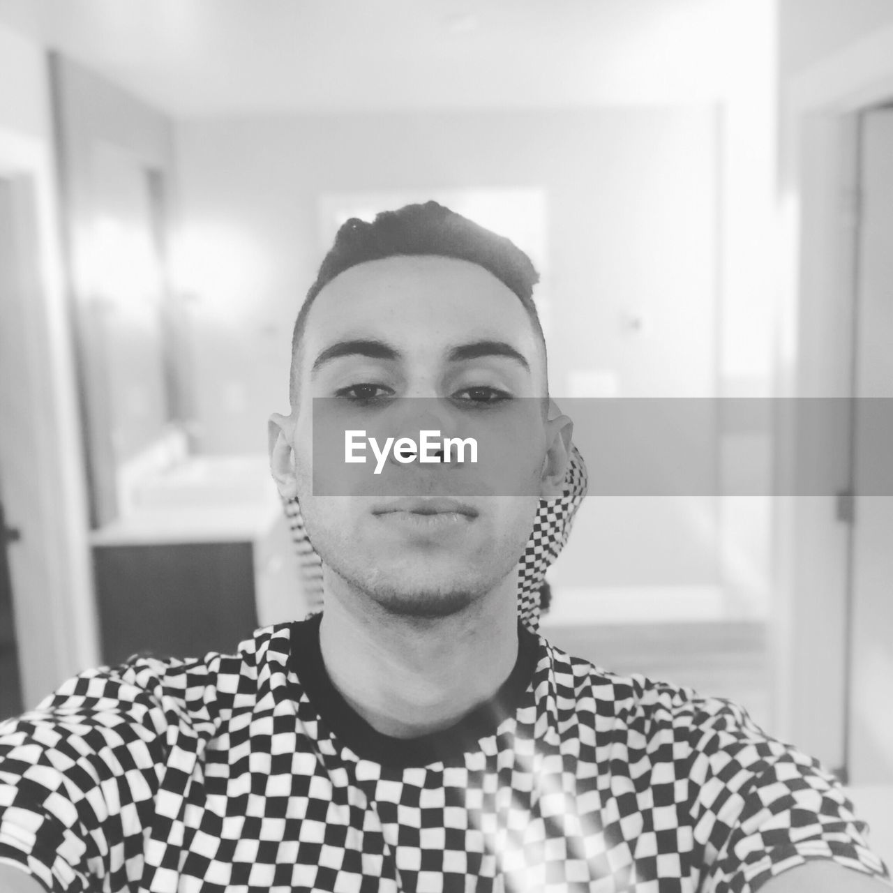 PORTRAIT OF YOUNG MAN LOOKING AT CAMERA