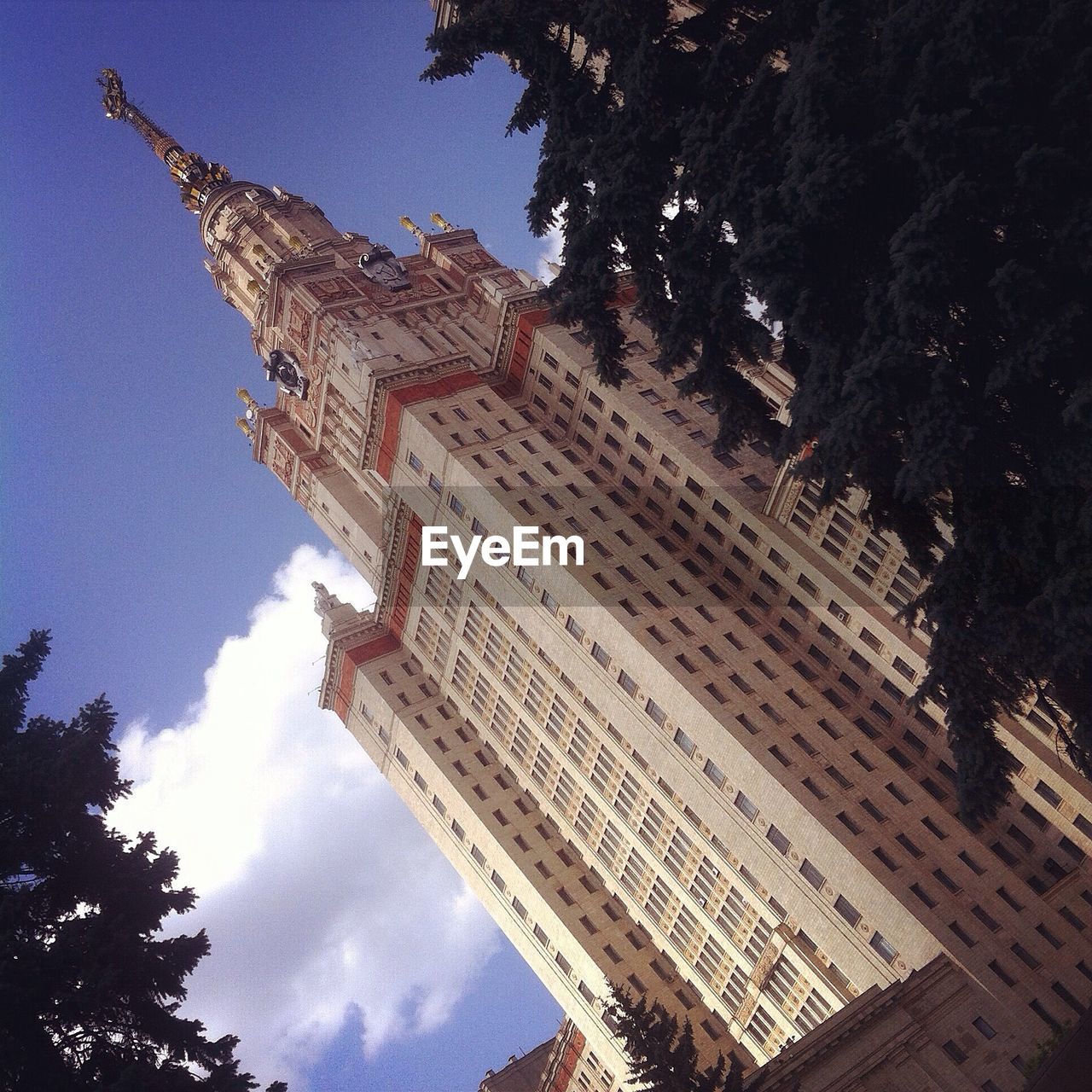 LOW ANGLE VIEW OF BUILDINGS AGAINST SKY