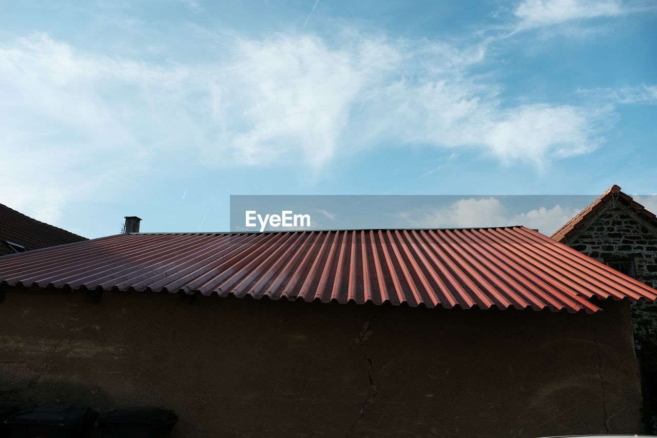 LOW ANGLE VIEW OF BUILDINGS AGAINST SKY