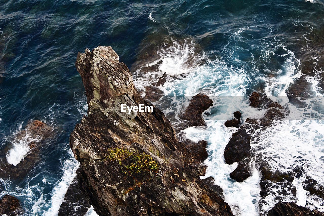 CLOSE-UP OF ROCK IN SEA