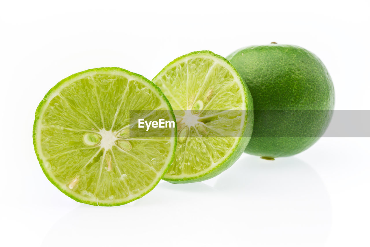 CLOSE-UP OF LEMON SLICE OF WHITE BACKGROUND