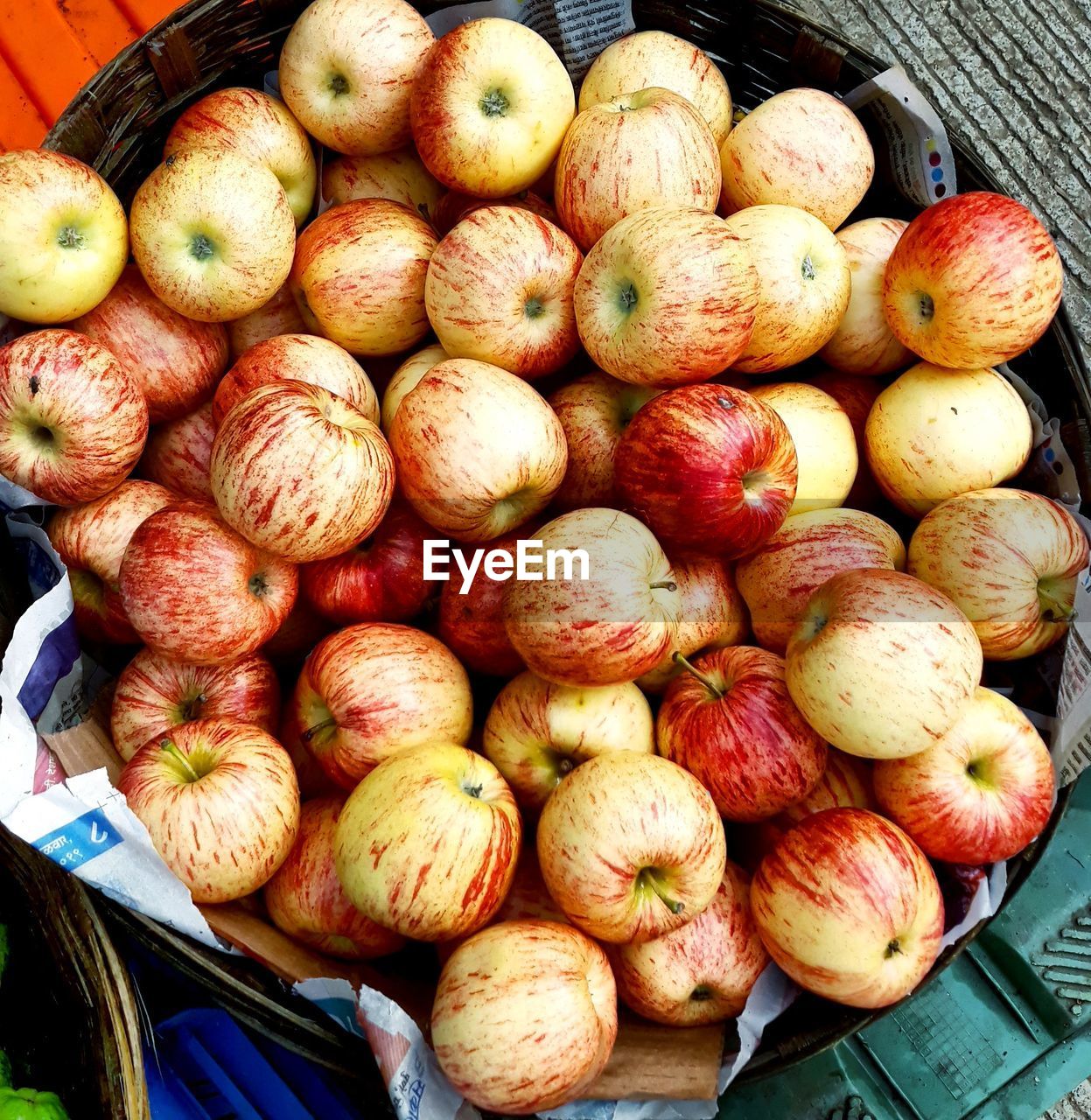 HIGH ANGLE VIEW OF APPLES FOR SALE AT MARKET STALL