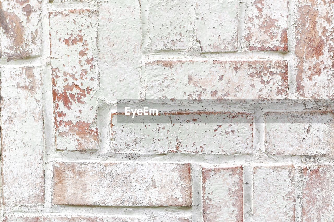 CLOSE-UP OF BRICK WALL