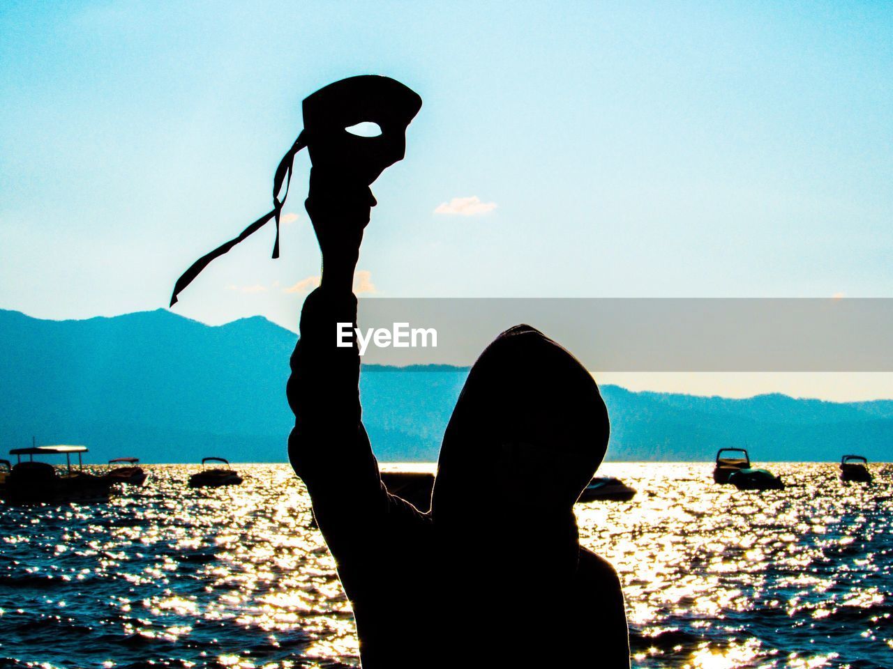 REAR VIEW OF SILHOUETTE MAN STANDING AGAINST SEA