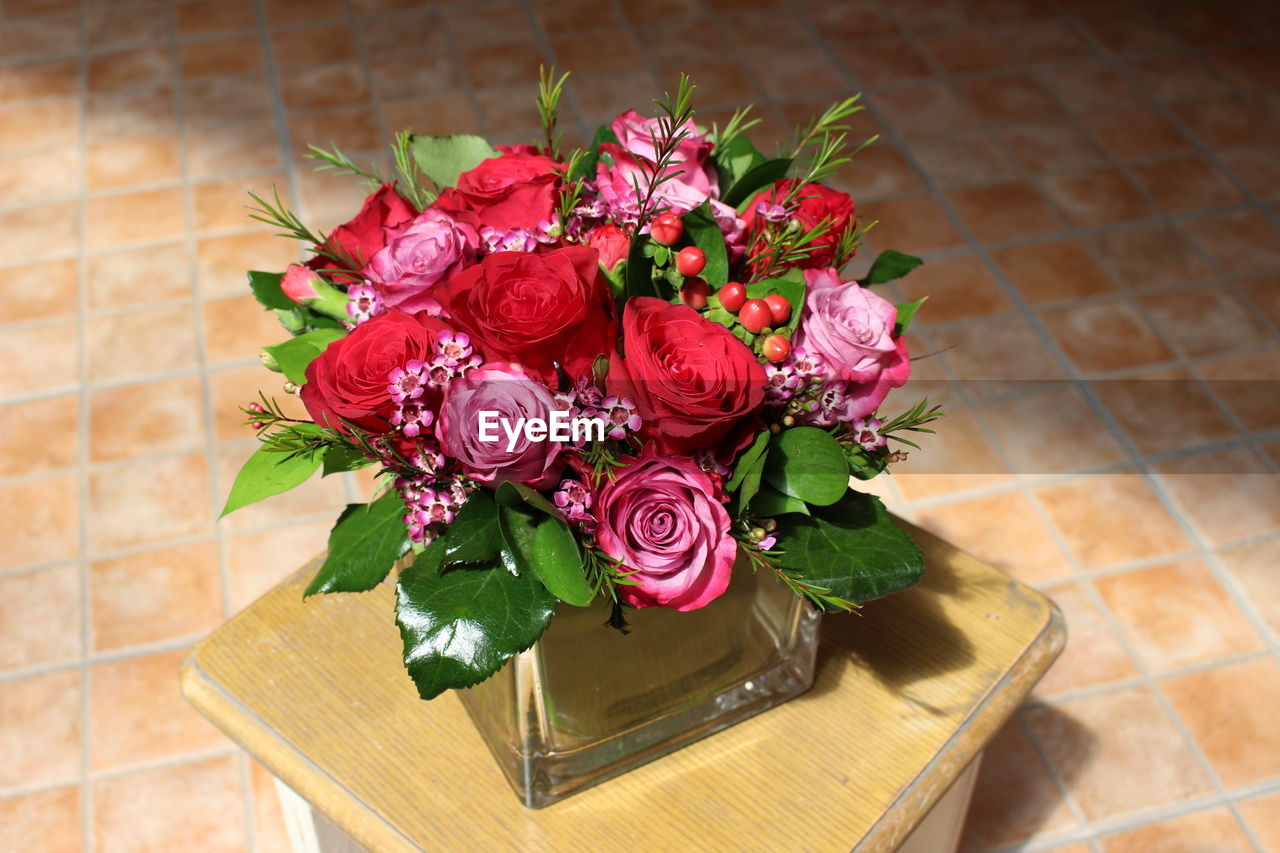 CLOSE-UP OF ROSE BOUQUET