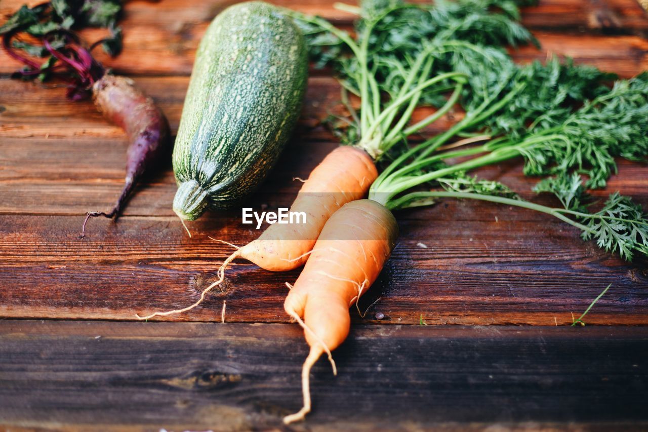 CLOSE-UP OF VEGETABLES ON WOOD