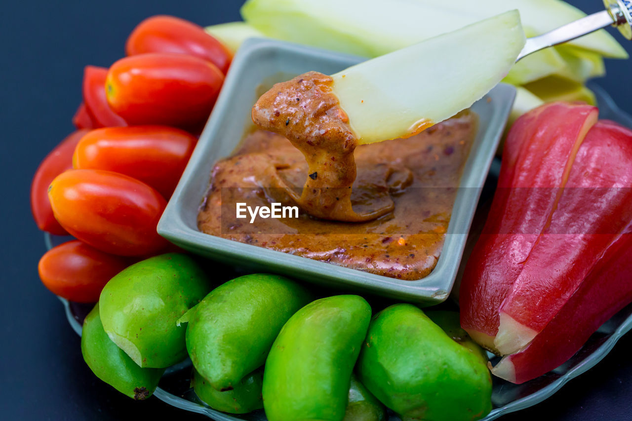 HIGH ANGLE VIEW OF FOOD IN PLATE