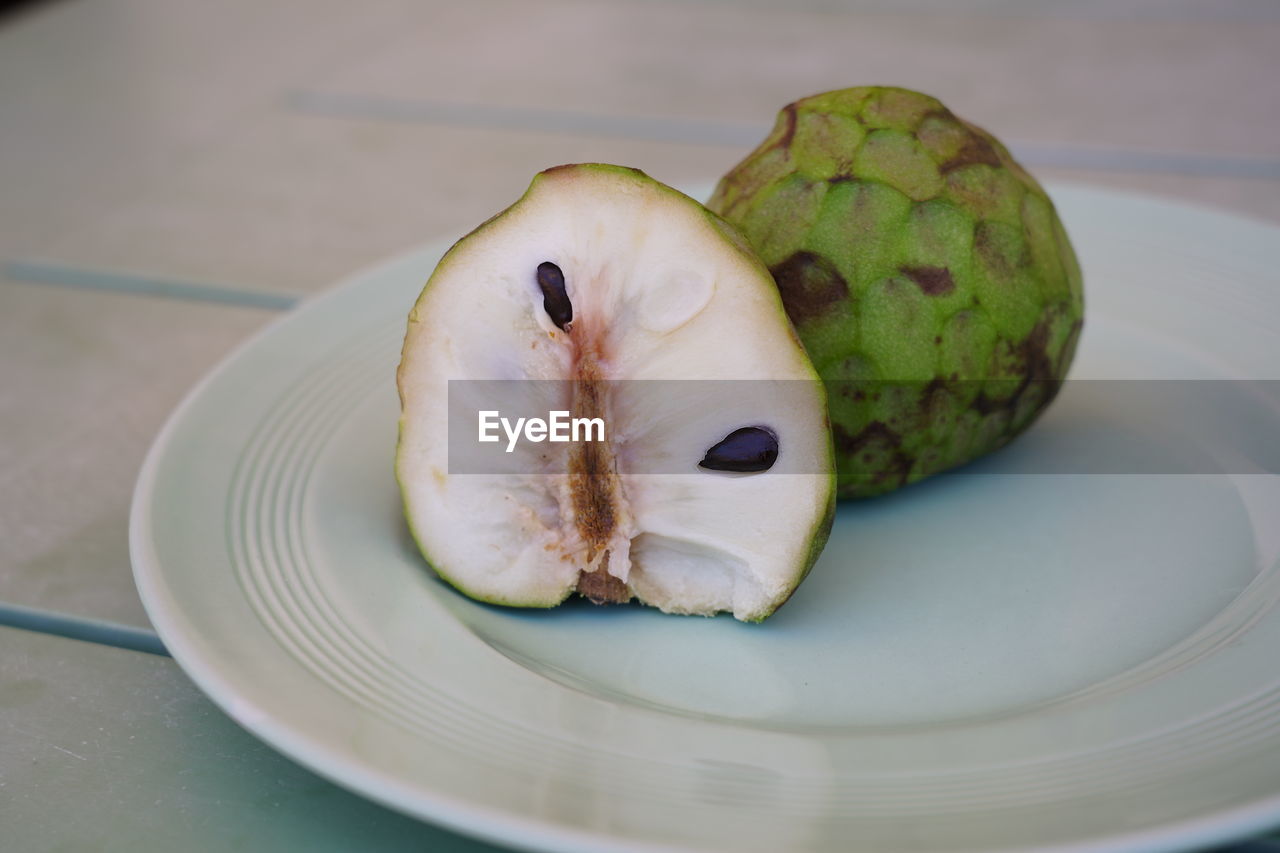 HIGH ANGLE VIEW OF FRUIT IN PLATE