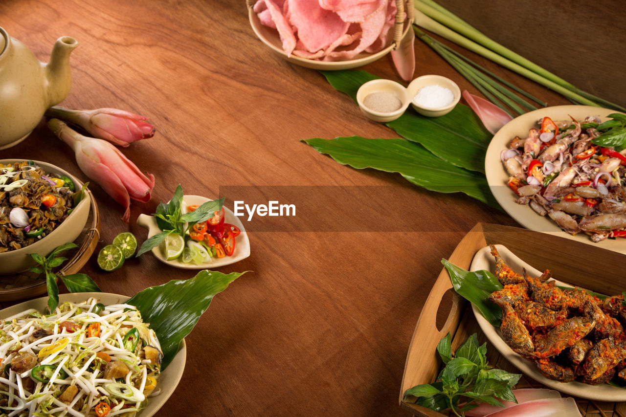 HIGH ANGLE VIEW OF FOOD ON TABLE