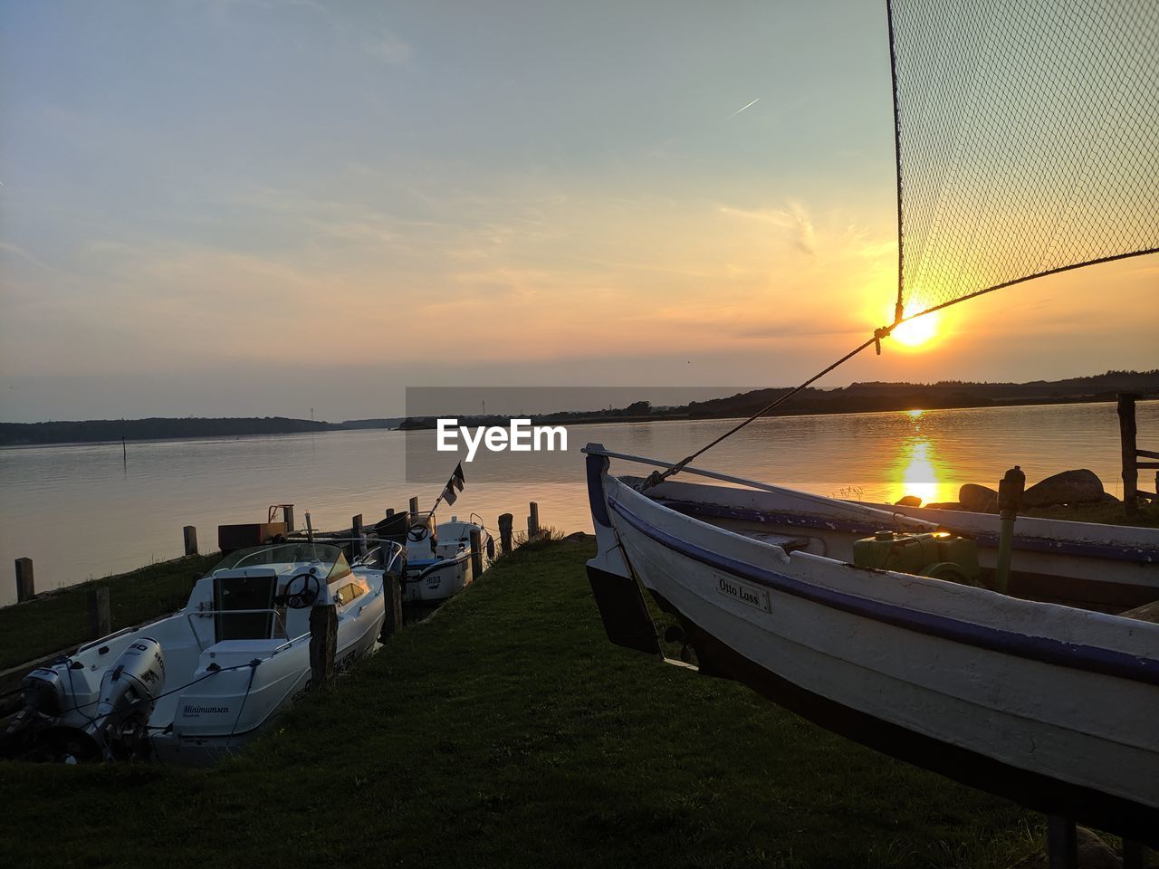 SCENIC VIEW OF SEA AGAINST SKY AT SUNSET