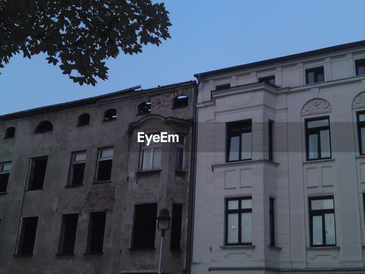 LOW ANGLE VIEW OF BUILT STRUCTURE AGAINST SKY