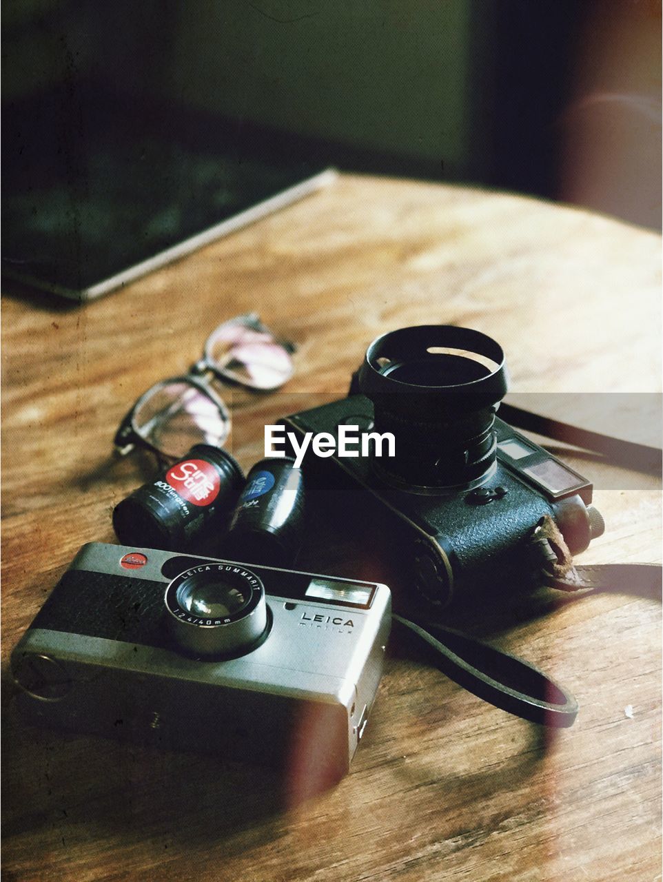 CLOSE-UP VIEW OF ELECTRIC FAN ON TABLE