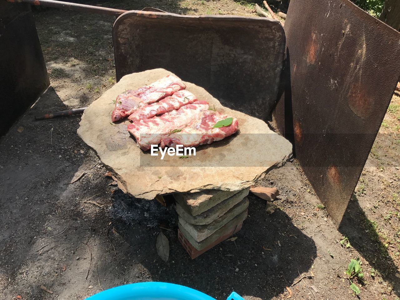 CLOSE-UP HIGH ANGLE VIEW OF MEAT