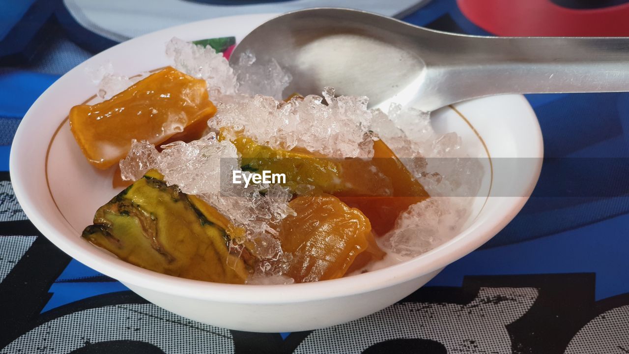 HIGH ANGLE VIEW OF DESSERT IN BOWL