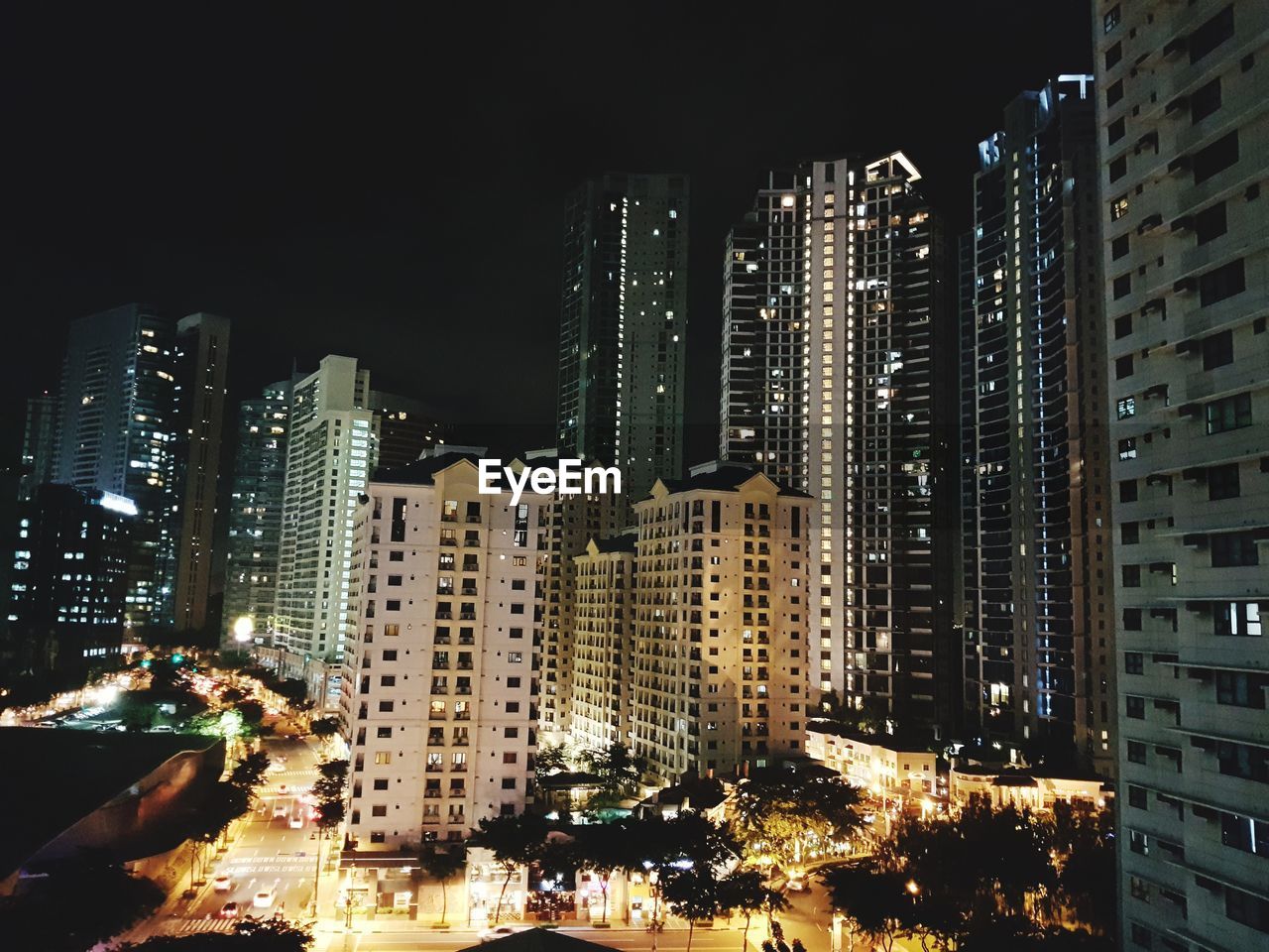 VIEW OF ILLUMINATED CITYSCAPE AT NIGHT