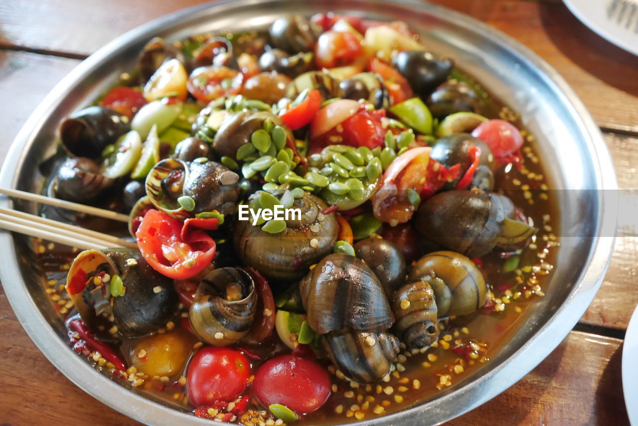 CLOSE-UP OF SALAD IN BOWL ON TABLE