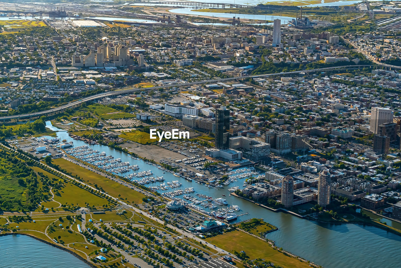 HIGH ANGLE VIEW OF BRIDGE OVER RIVER BY BUILDINGS IN CITY