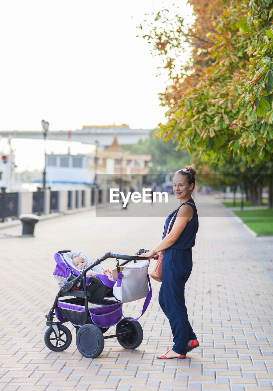 SIDE VIEW OF WOMAN ON STREET