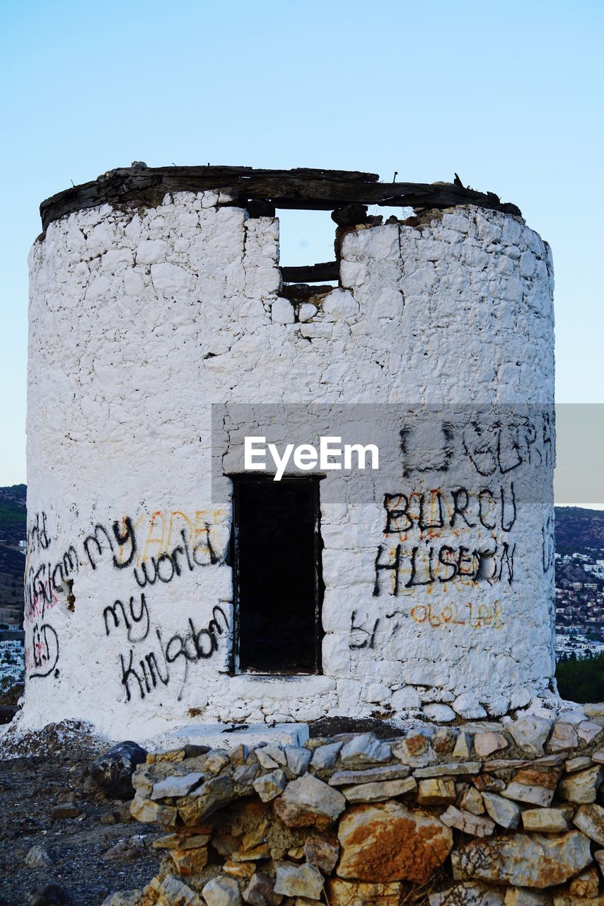 LOW ANGLE VIEW OF ABANDONED BUILDING AGAINST SKY