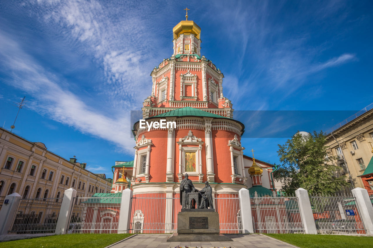 LOW ANGLE VIEW OF TEMPLE BUILDING AGAINST SKY