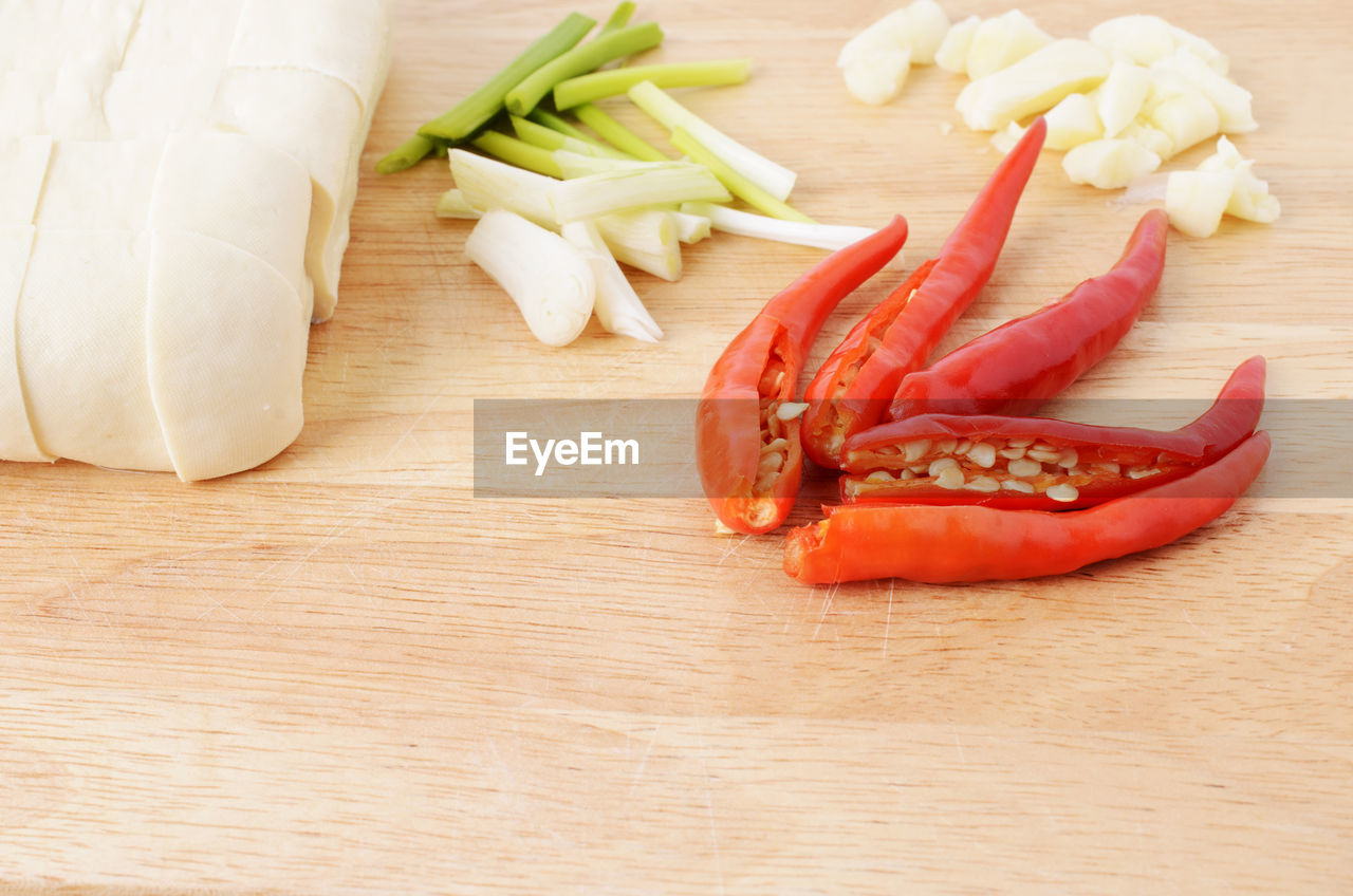 HIGH ANGLE VIEW OF CHOPPED VEGETABLES ON TABLE