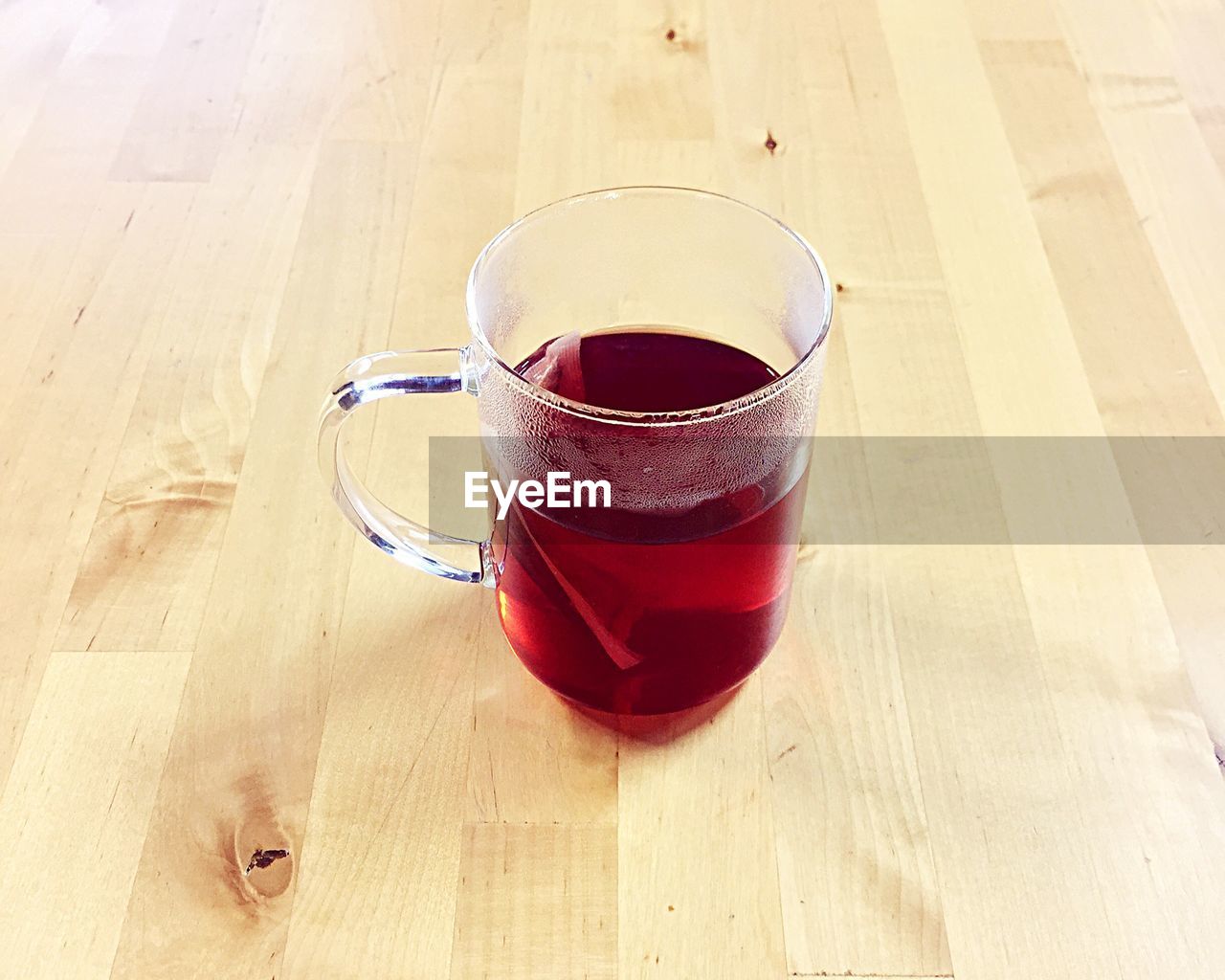 HIGH ANGLE VIEW OF TEA IN CUP ON TABLE