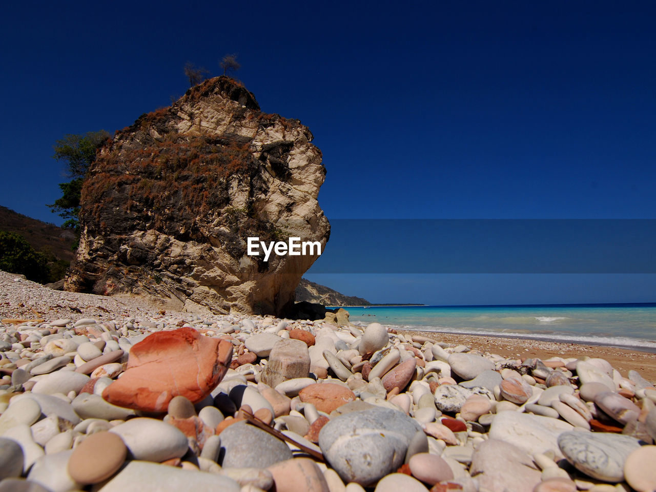 VIEW OF ROCKS ON BEACH