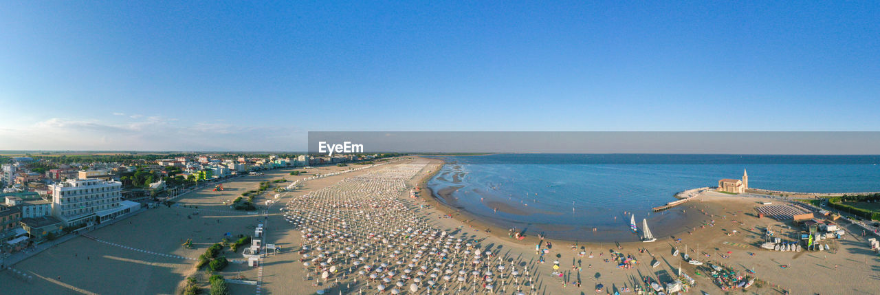 HIGH ANGLE VIEW OF CROWD ON BEACH