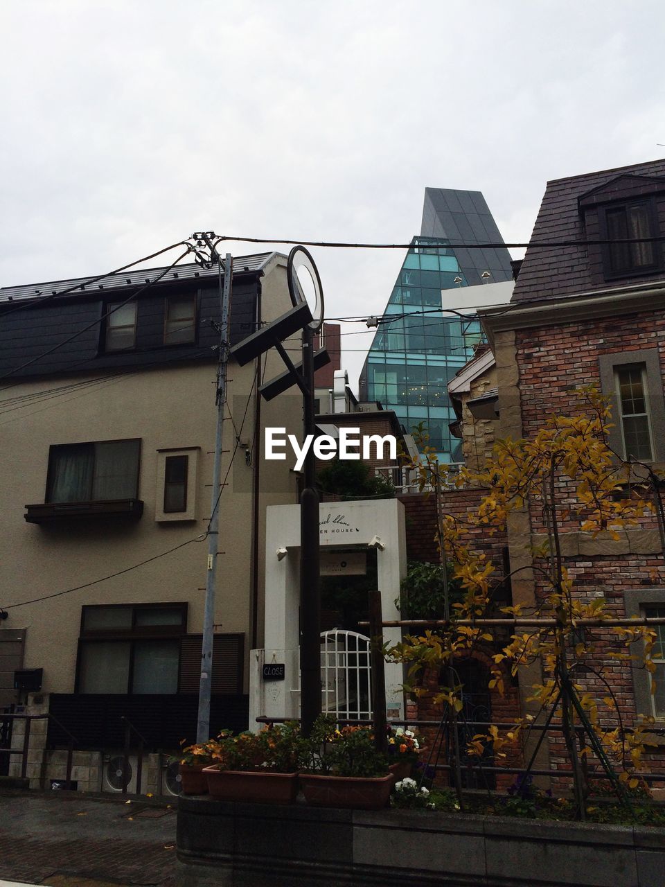 LOW ANGLE VIEW OF BUILDINGS AGAINST SKY