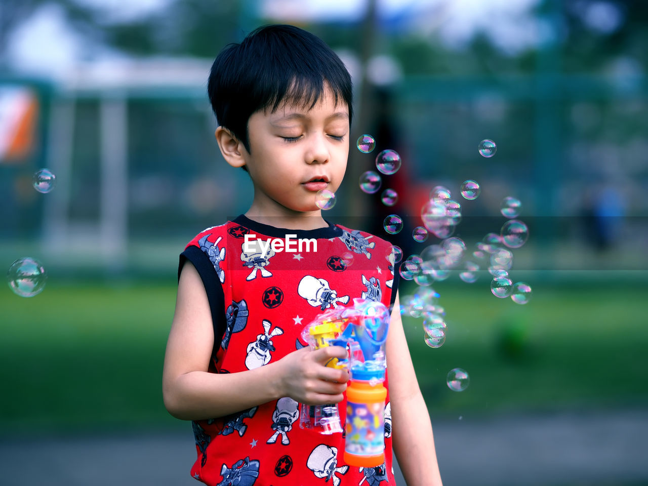 PORTRAIT OF CUTE GIRL WITH BUBBLES