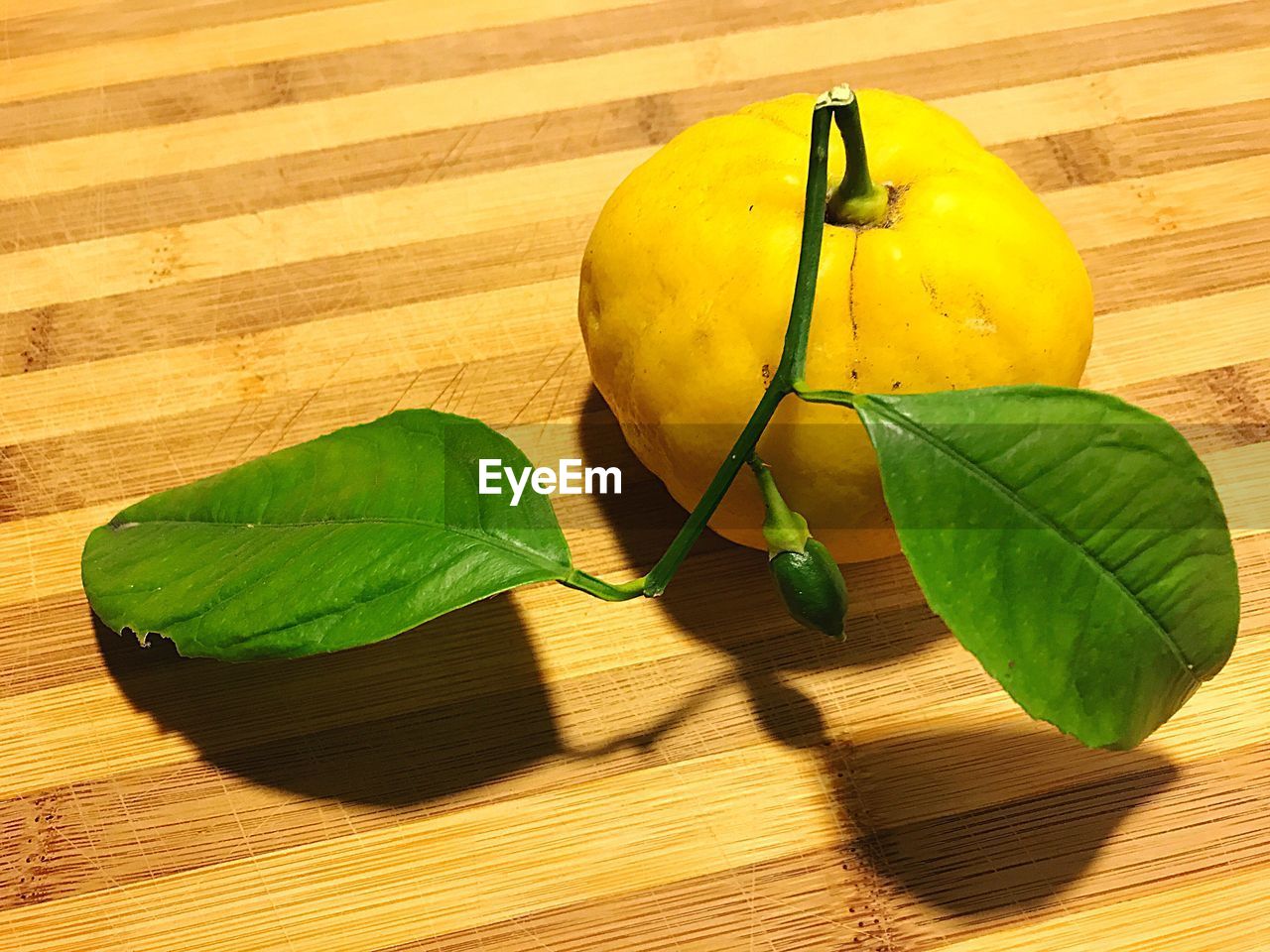 HIGH ANGLE VIEW OF BANANA ON TABLE