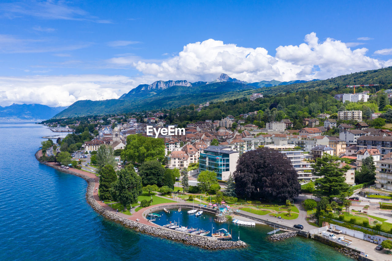 PANORAMIC VIEW OF BAY AND BUILDINGS AGAINST BLUE SKY