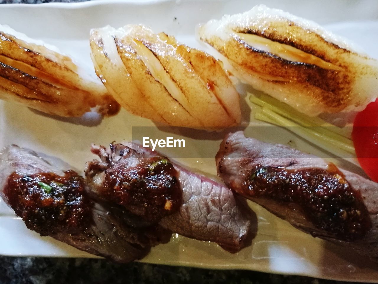 CLOSE-UP OF MEAT AND BREAD ON PLATE