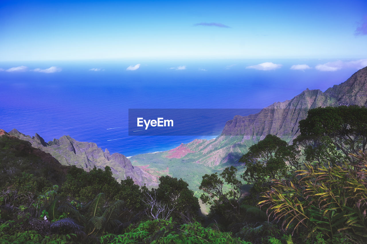 SCENIC VIEW OF SEA BY MOUNTAINS AGAINST SKY